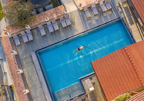 Großzügiger Außenpool im 4-Sterne-Hotel im Bayerischen Wald